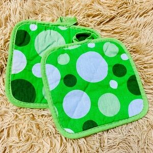 Oven mitts pot holders green polka dot patterned